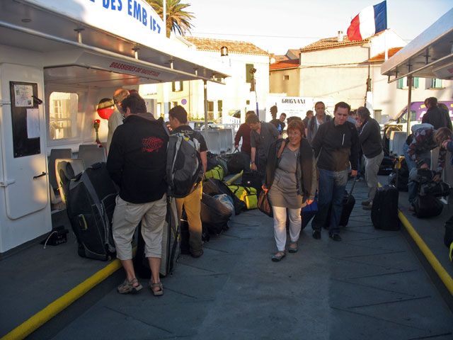 Montée sur le bac vers l'île des Embiez